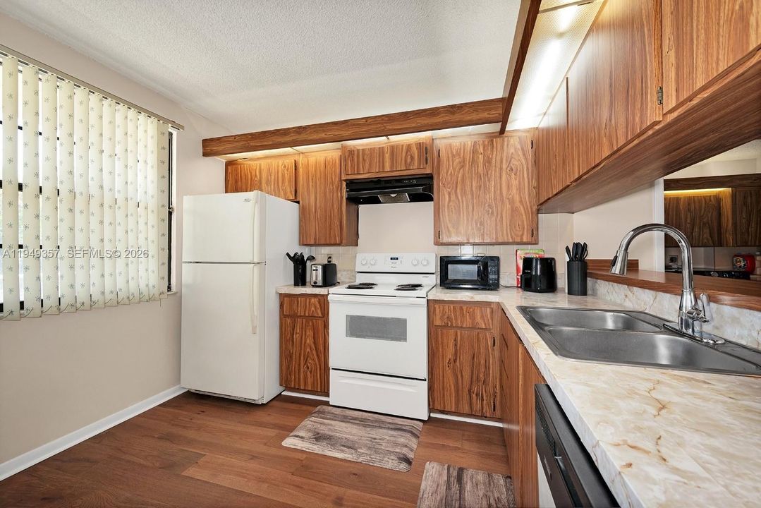 На продажу: $180,000 (2 спален, 2 ванн, 1442 Квадратных фут)