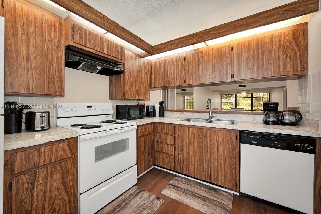 На продажу: $180,000 (2 спален, 2 ванн, 1442 Квадратных фут)