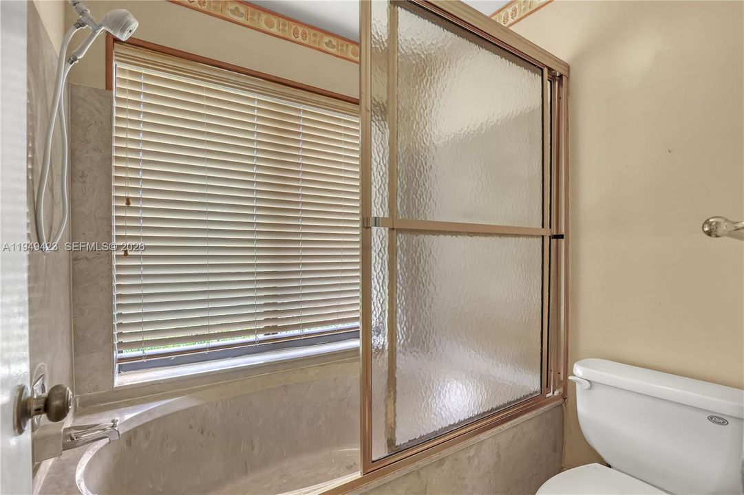 Под контрактом: $299,999 (2 спален, 2 ванн, 1430 Квадратных фут)