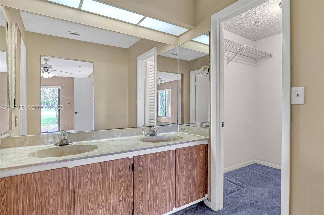 Под контрактом: $299,999 (2 спален, 2 ванн, 1430 Квадратных фут)