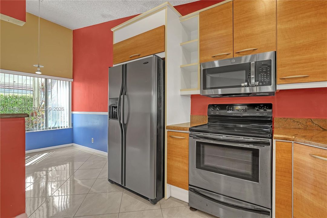 Под контрактом: $299,999 (2 спален, 2 ванн, 1430 Квадратных фут)