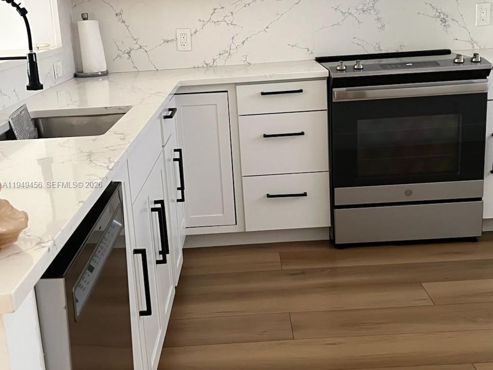 Recientemente alquilado: $3,000 (2 camas, 2 baños, 1421 Pies cuadrados)