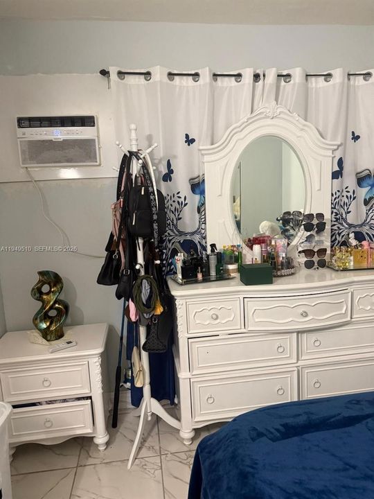 For Sale: $195,000 (1 beds, 1 baths, 460 Square Feet)