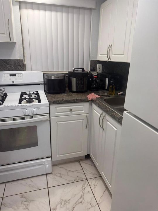 For Sale: $195,000 (1 beds, 1 baths, 460 Square Feet)