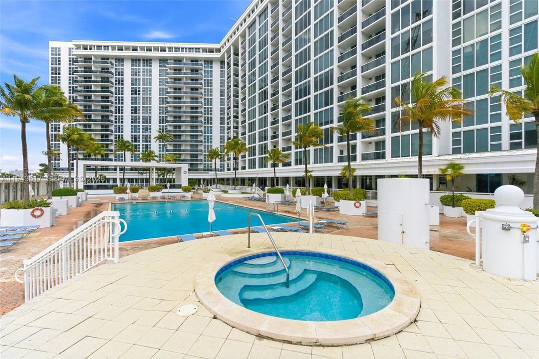 For Sale: $1,200,000 (2 beds, 2 baths, 1056 Square Feet)
