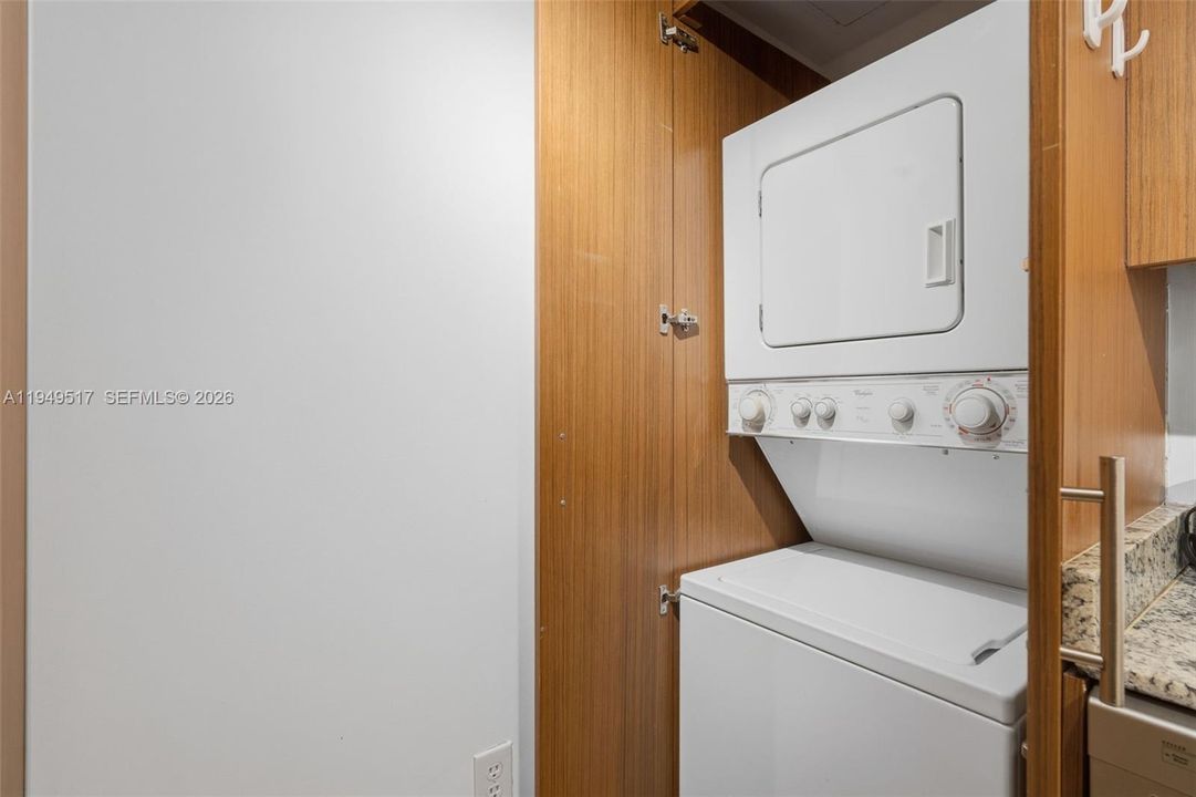 For Sale: $1,200,000 (2 beds, 2 baths, 1056 Square Feet)