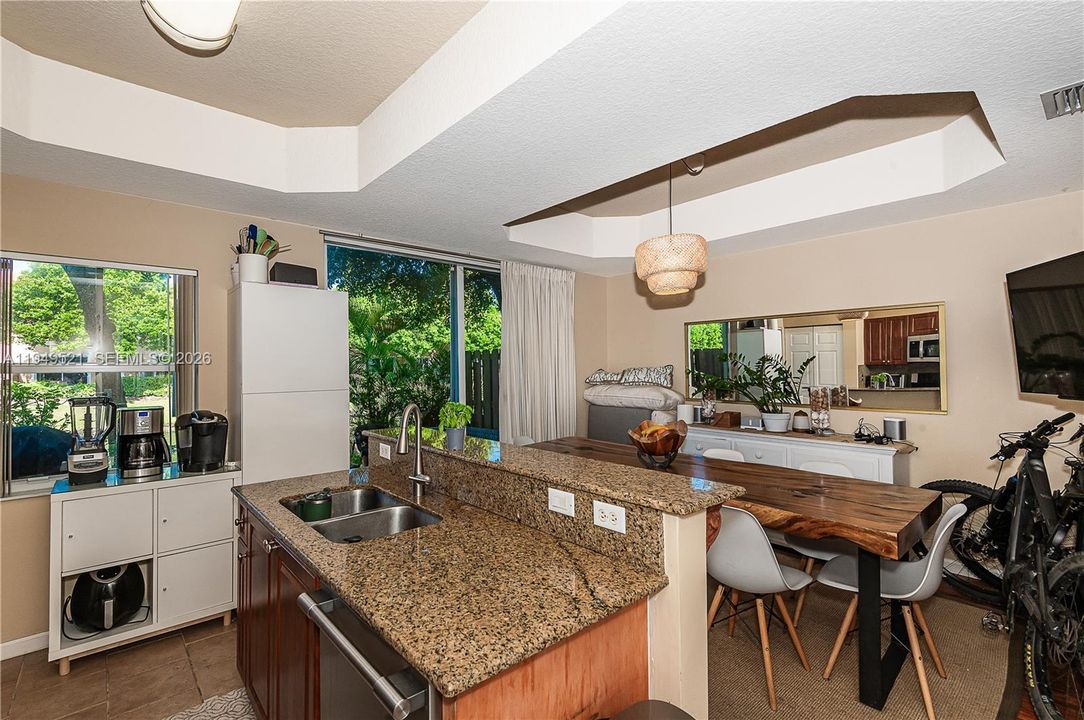 En Venta: $359,900 (2 camas, 2 baños, 1379 Pies cuadrados)