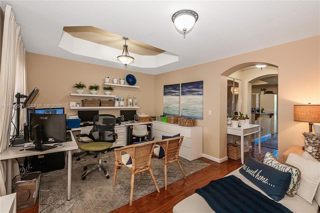 En Venta: $359,900 (2 camas, 2 baños, 1379 Pies cuadrados)