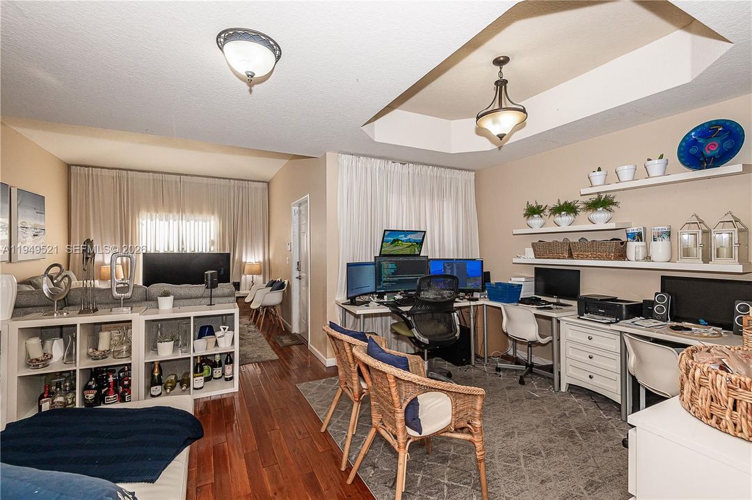 En Venta: $359,900 (2 camas, 2 baños, 1379 Pies cuadrados)