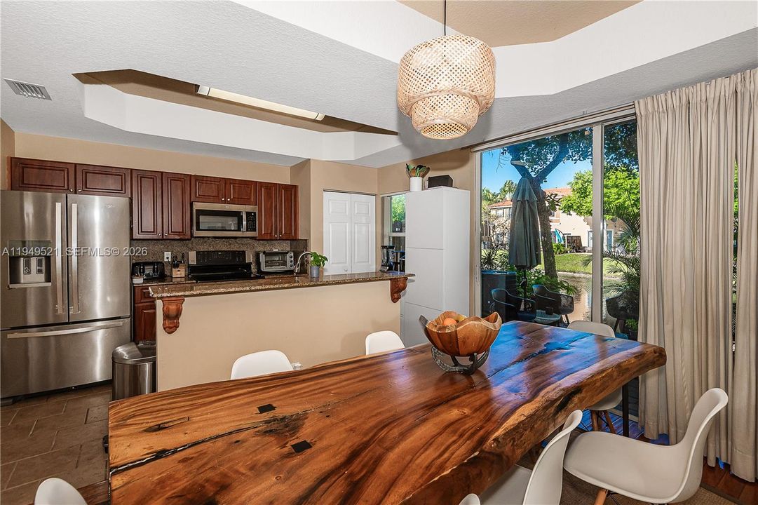 En Venta: $359,900 (2 camas, 2 baños, 1379 Pies cuadrados)