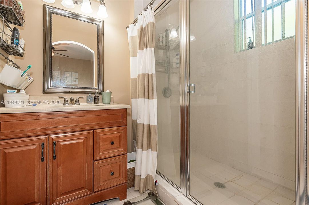 En Venta: $359,900 (2 camas, 2 baños, 1379 Pies cuadrados)