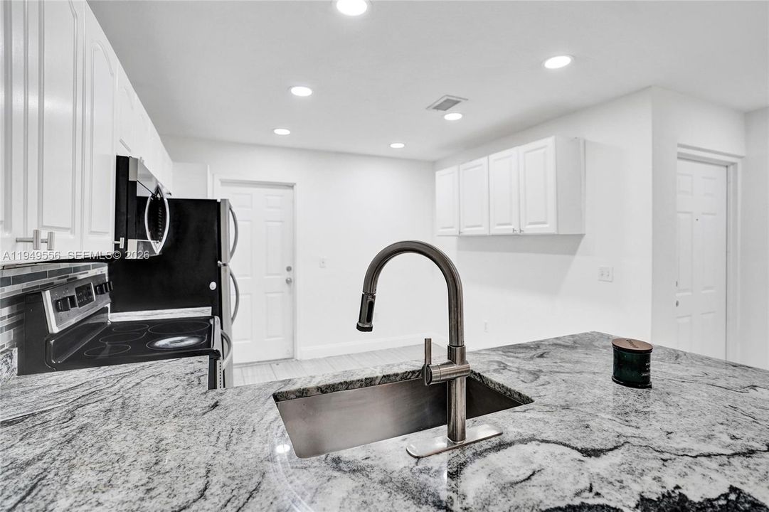 For Sale: $367,900 (3 beds, 2 baths, 1376 Square Feet)