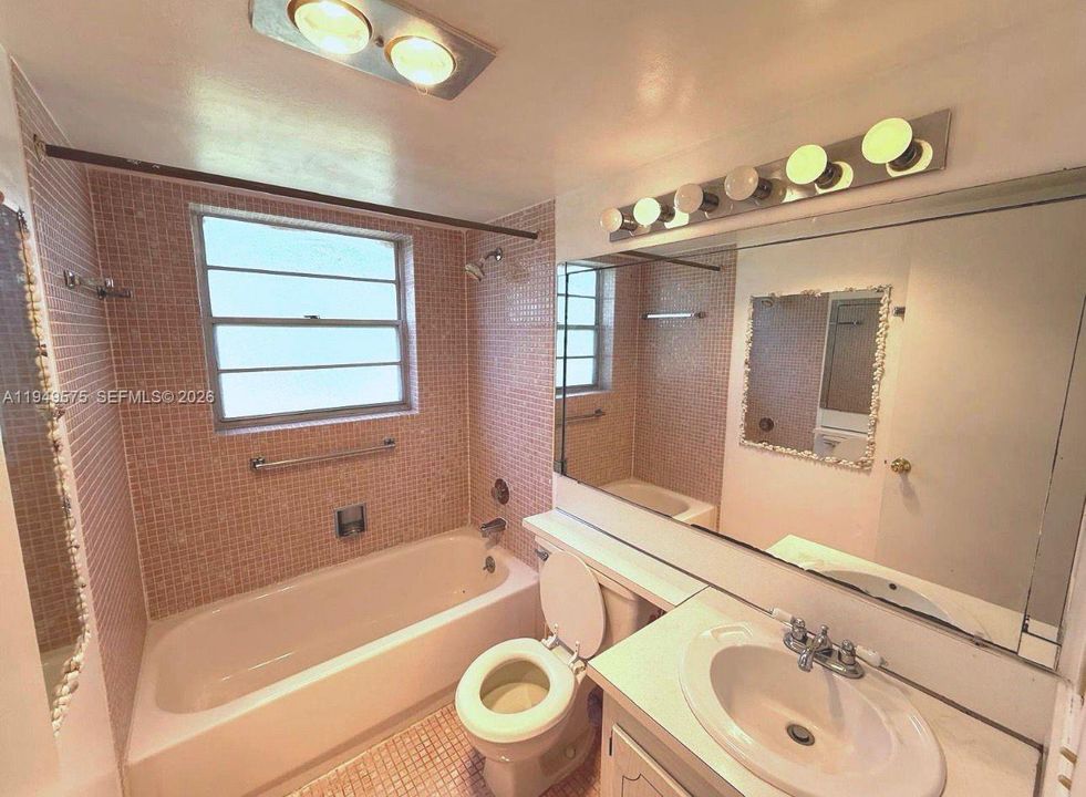 На продажу: $125,000 (2 спален, 2 ванн, 820 Квадратных фут)