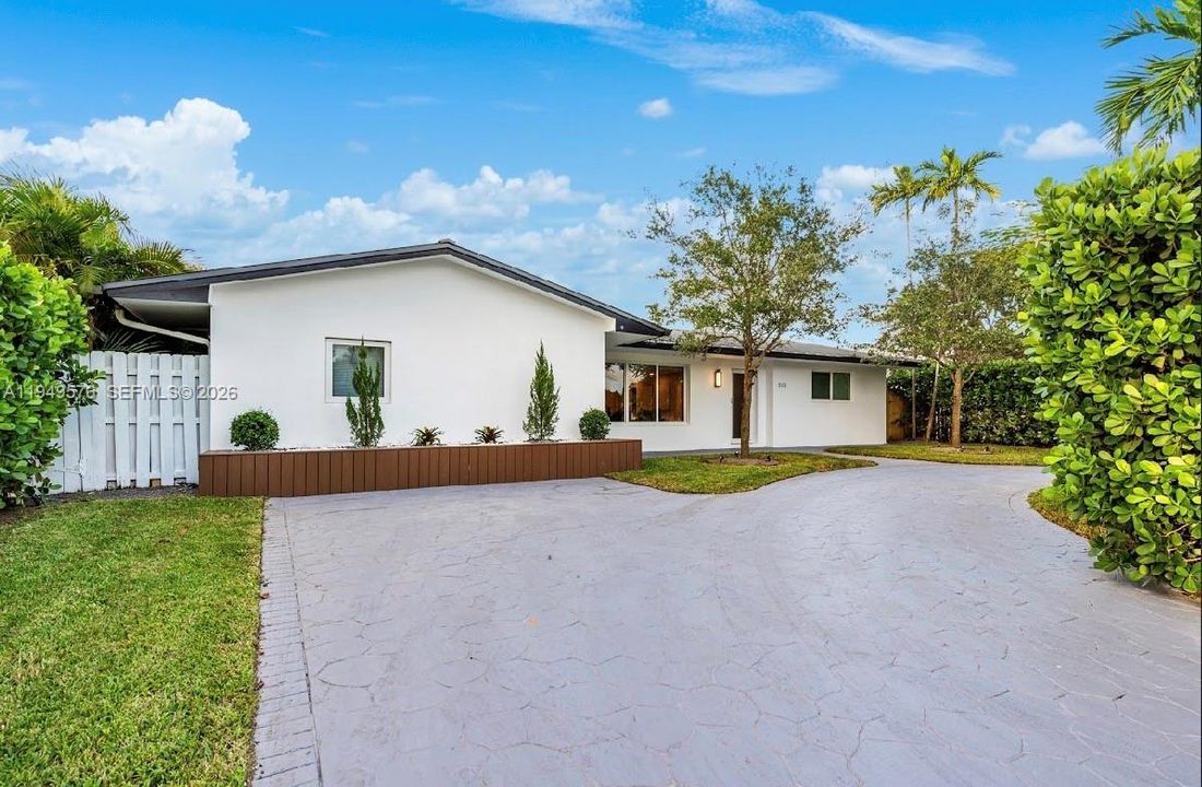 Недавно продано: $1,199,000 (6 спален, 4 ванн, 0 Квадратных фут)