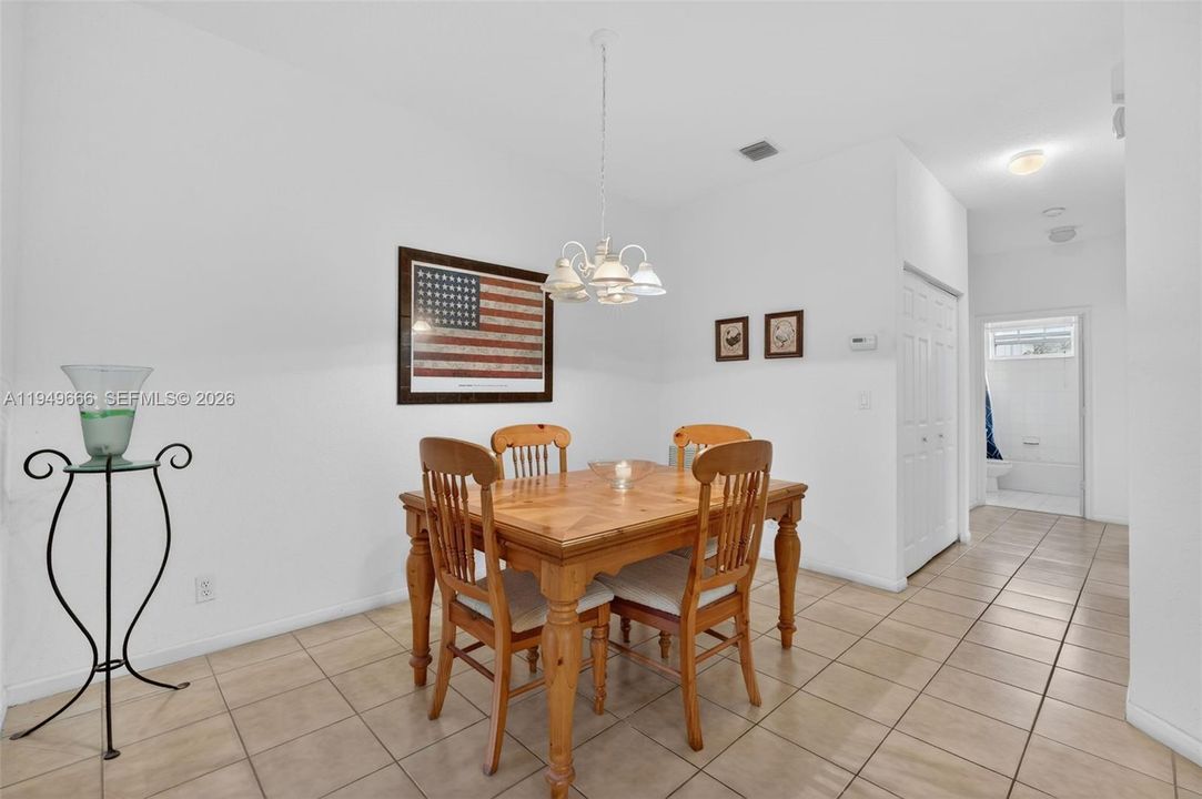Activo con contrato: $399,000 (3 camas, 2 baños, 1174 Pies cuadrados)