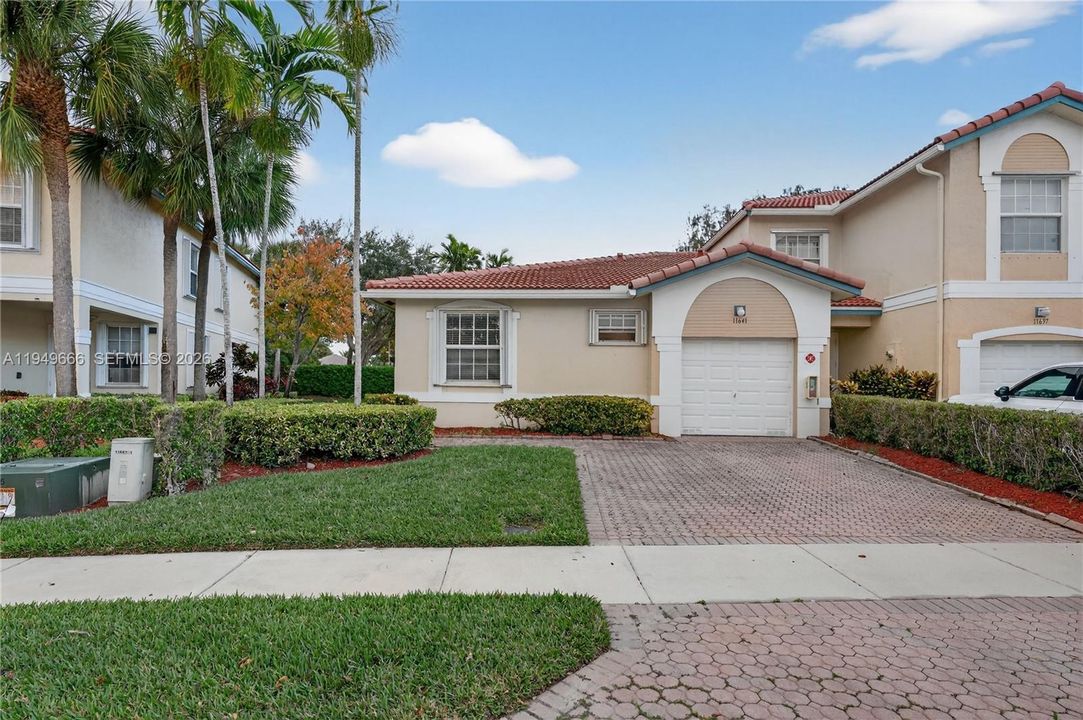 Activo con contrato: $399,000 (3 camas, 2 baños, 1174 Pies cuadrados)