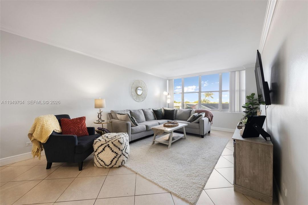 For Sale: $305,000 (2 beds, 2 baths, 1020 Square Feet)
