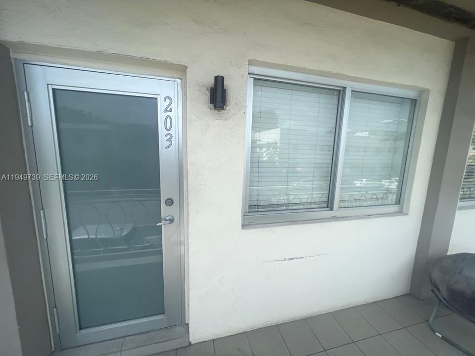 Active With Contract: $205,000 (1 beds, 1 baths, 395 Square Feet)