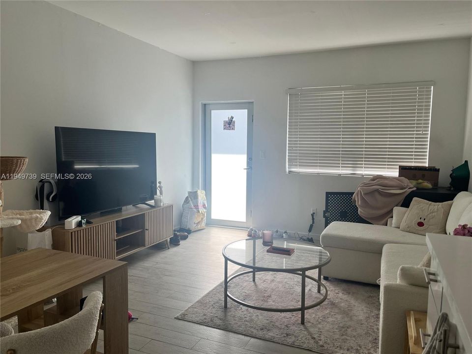 Active With Contract: $205,000 (1 beds, 1 baths, 395 Square Feet)