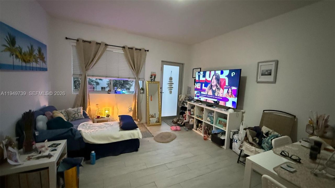 Active With Contract: $205,000 (1 beds, 1 baths, 395 Square Feet)