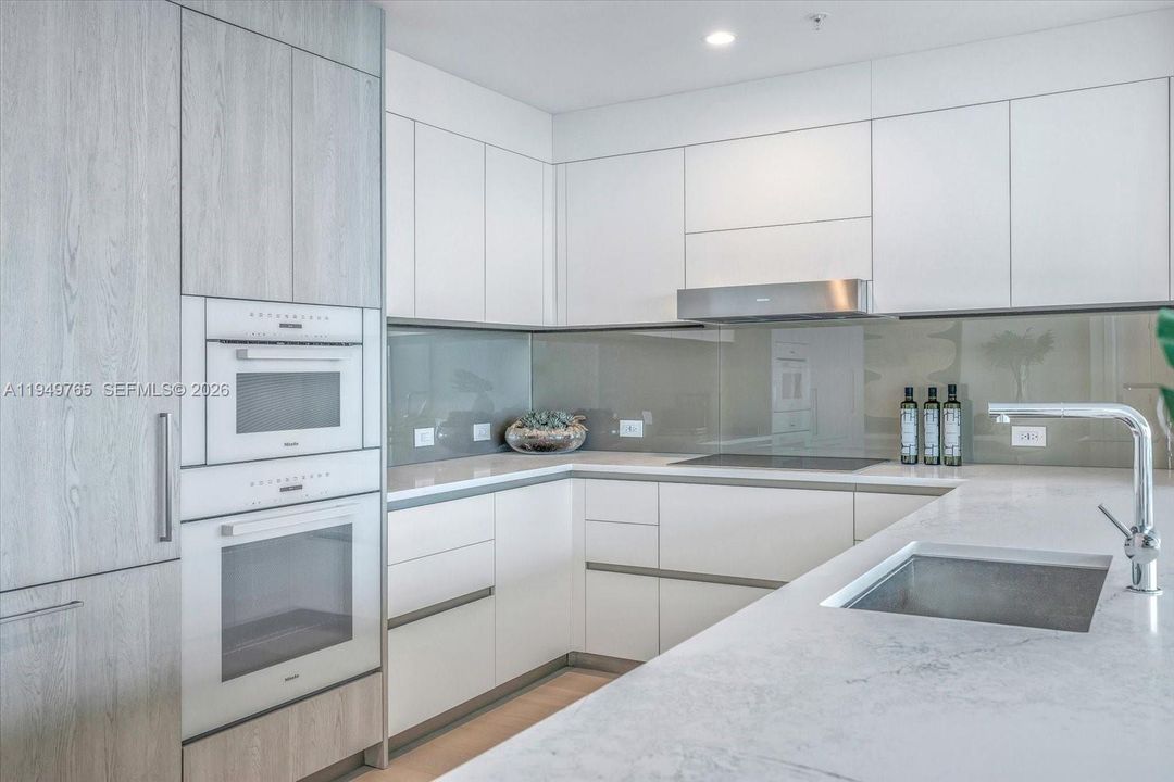 For Sale: $2,999,000 (3 beds, 3 baths, 2068 Square Feet)
