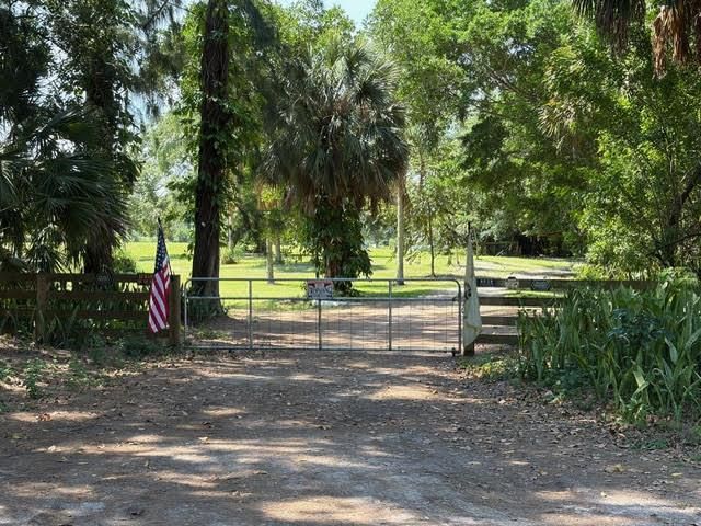 9538 front gate closed