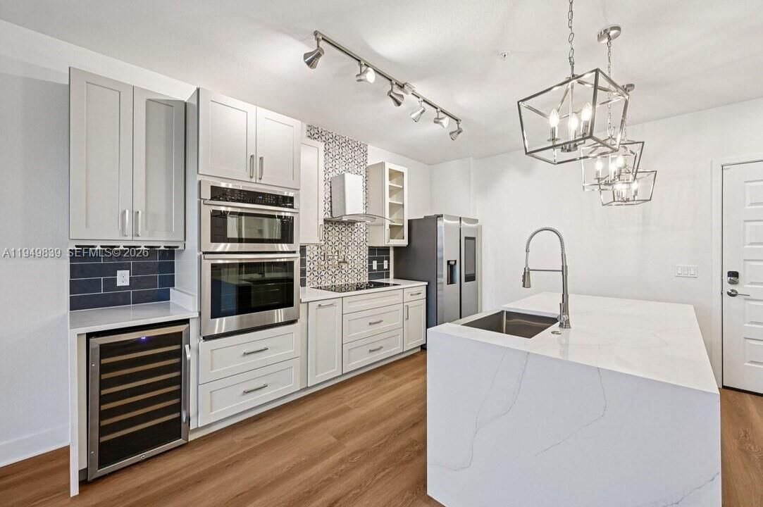For Rent: $2,200 (1 beds, 1 baths, 828 Square Feet)