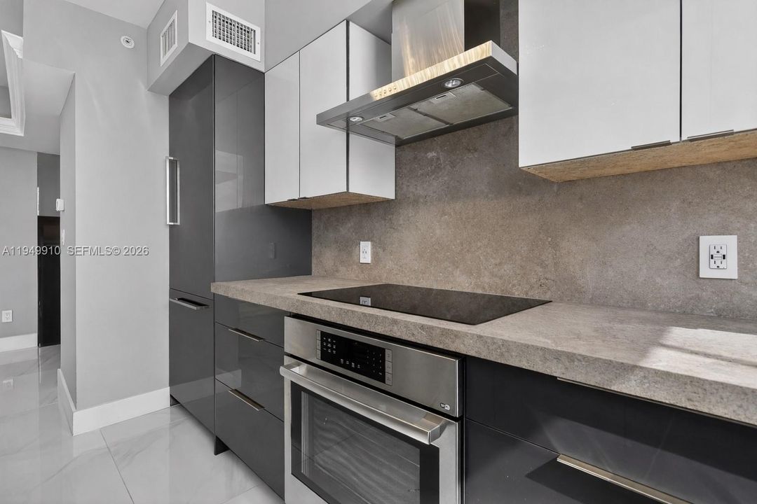 Под контрактом: $1,147,000 (2 спален, 2 ванн, 1127 Квадратных фут)