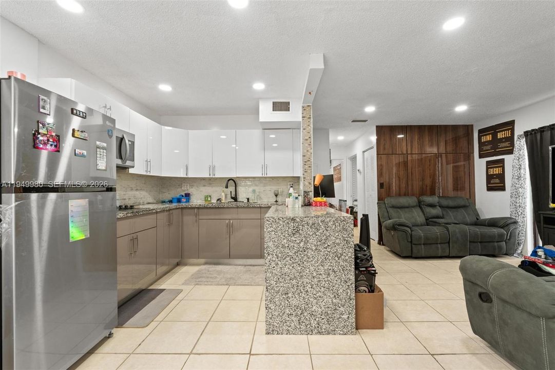 En Venta: $260,000 (2 camas, 2 baños, 816 Pies cuadrados)