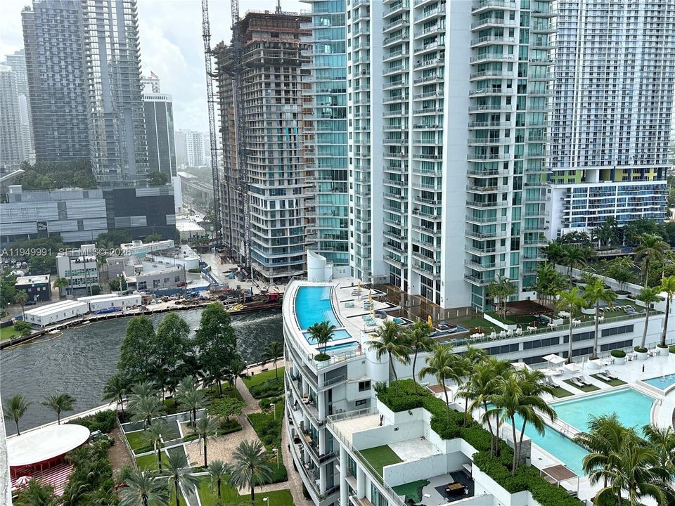 For Sale: $363,000 (1 beds, 1 baths, 698 Square Feet)