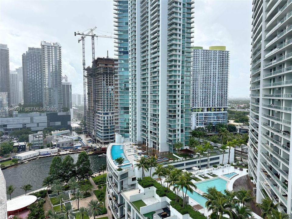 For Sale: $363,000 (1 beds, 1 baths, 698 Square Feet)