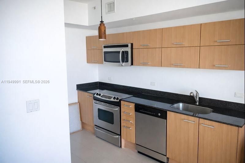 For Sale: $363,000 (1 beds, 1 baths, 698 Square Feet)