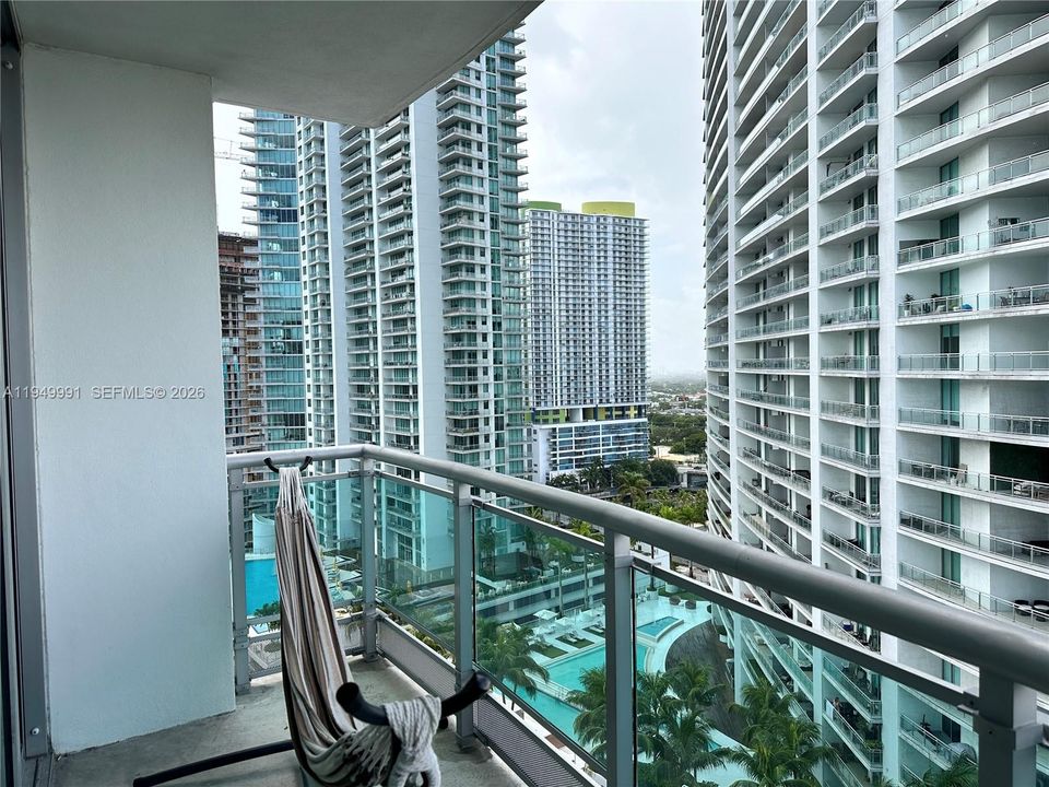 For Sale: $363,000 (1 beds, 1 baths, 698 Square Feet)