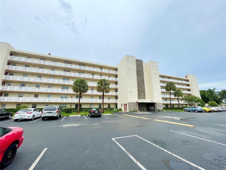 Parking space convenient located close to the elevator