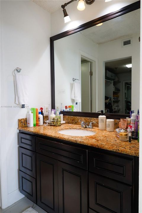 Activo con contrato: $254,900 (2 camas, 2 baños, 1200 Pies cuadrados)