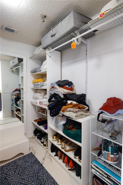 Activo con contrato: $254,900 (2 camas, 2 baños, 1200 Pies cuadrados)