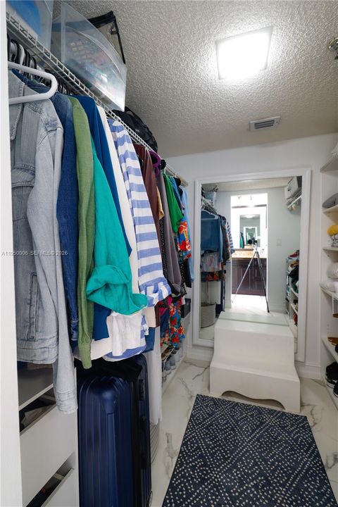 Activo con contrato: $254,900 (2 camas, 2 baños, 1200 Pies cuadrados)