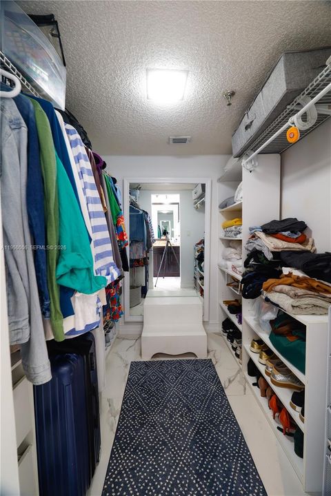 Activo con contrato: $254,900 (2 camas, 2 baños, 1200 Pies cuadrados)