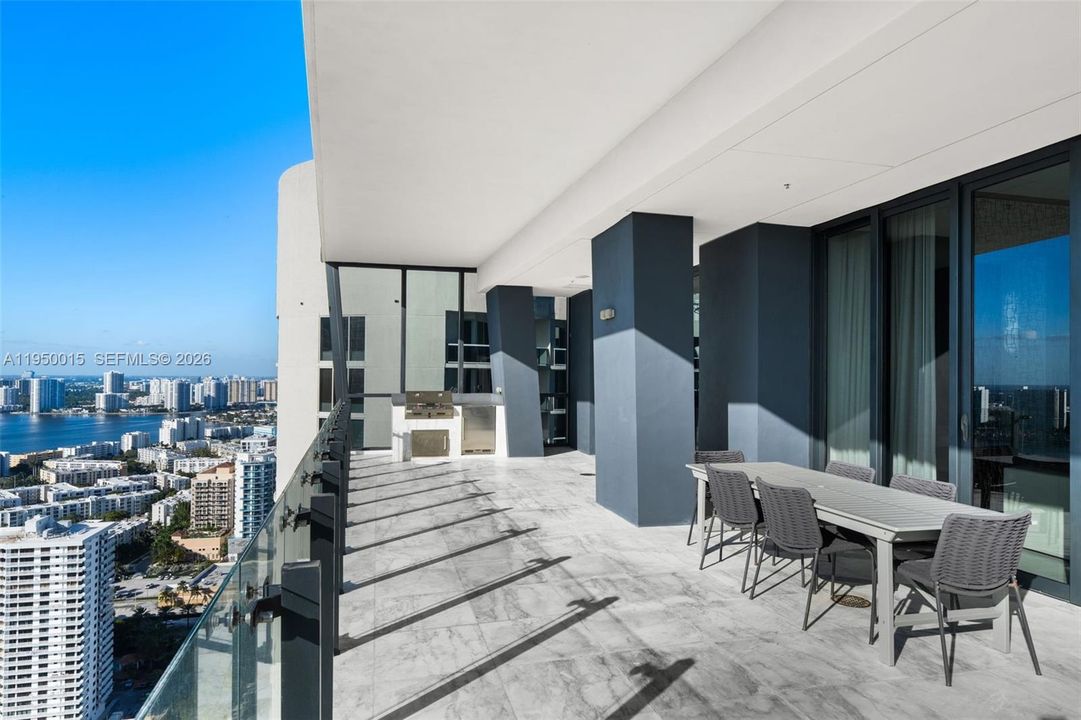 En Venta: $3,295,000 (2 camas, 2 baños, 2042 Pies cuadrados)