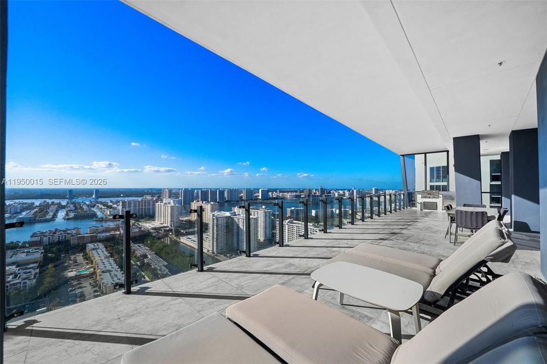 En Venta: $3,295,000 (2 camas, 2 baños, 2042 Pies cuadrados)