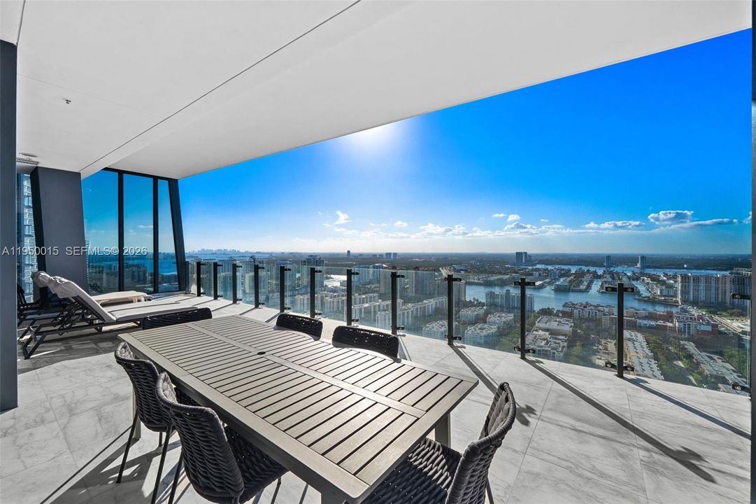 En Venta: $3,295,000 (2 camas, 2 baños, 2042 Pies cuadrados)