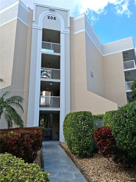 Active With Contract: $149,900 (2 beds, 2 baths, 1050 Square Feet)