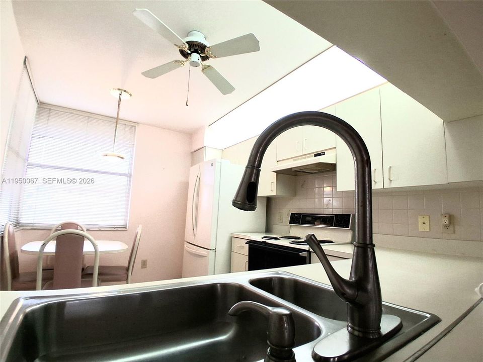 Active With Contract: $149,900 (2 beds, 2 baths, 1050 Square Feet)