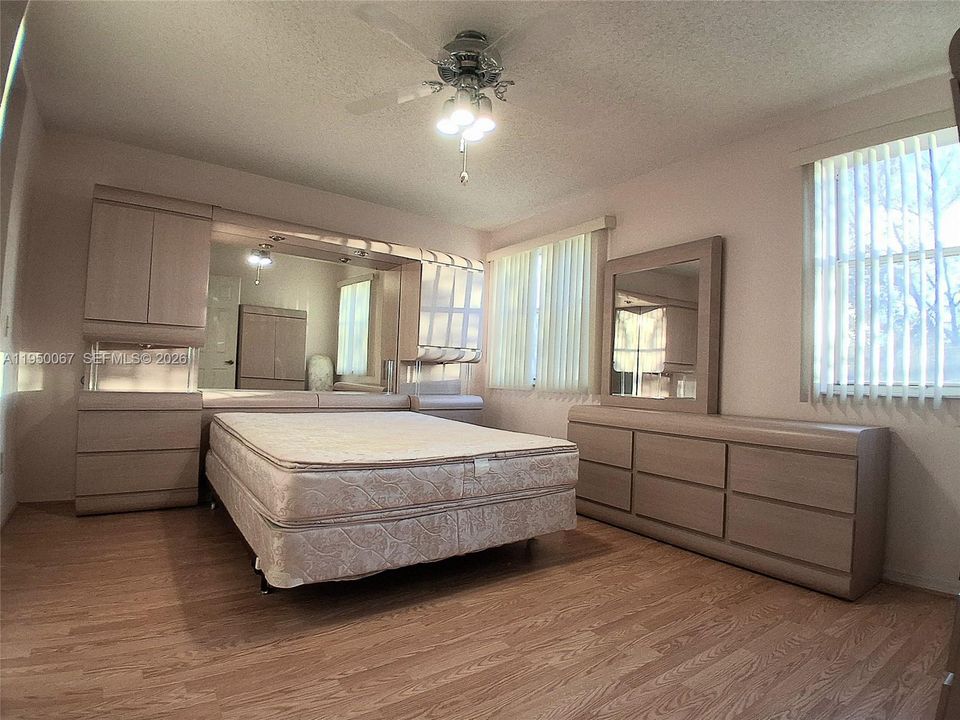 Active With Contract: $149,900 (2 beds, 2 baths, 1050 Square Feet)