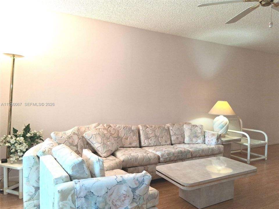 Active With Contract: $149,900 (2 beds, 2 baths, 1050 Square Feet)