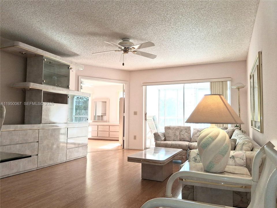 Active With Contract: $149,900 (2 beds, 2 baths, 1050 Square Feet)