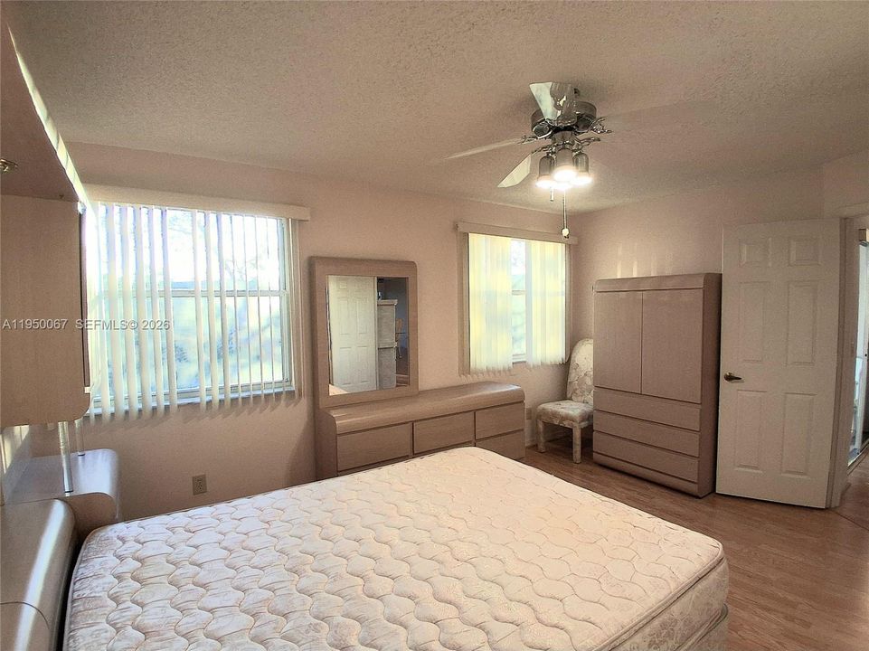 Active With Contract: $149,900 (2 beds, 2 baths, 1050 Square Feet)