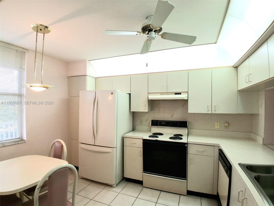 Active With Contract: $149,900 (2 beds, 2 baths, 1050 Square Feet)