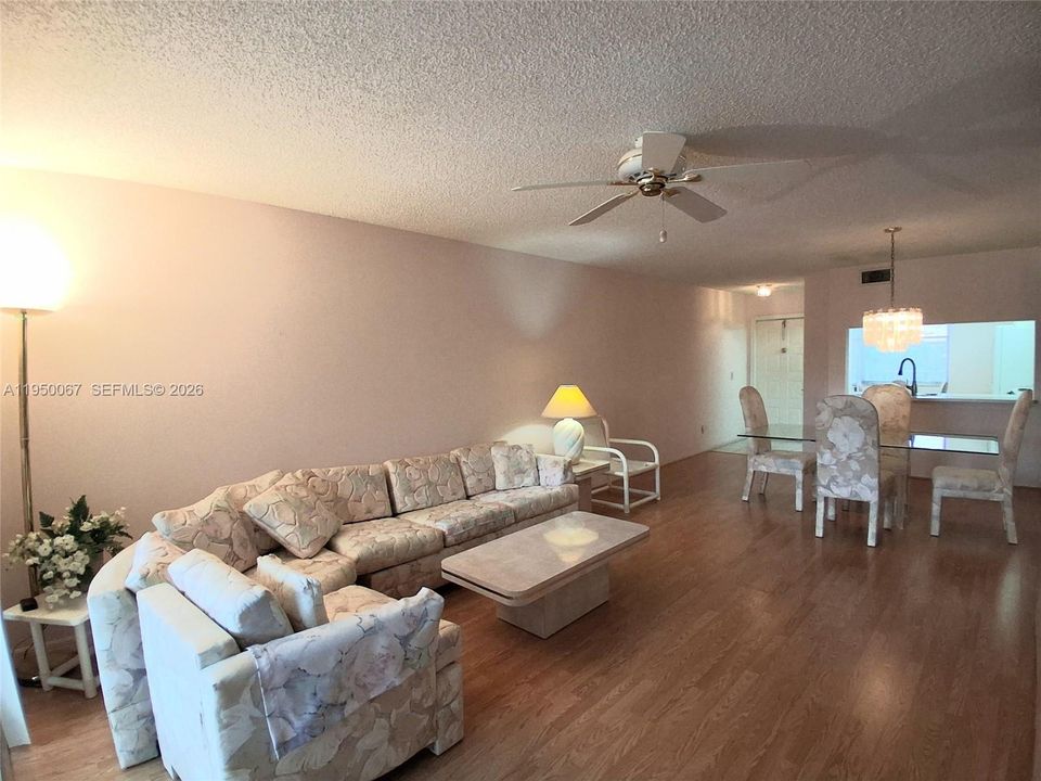 Active With Contract: $149,900 (2 beds, 2 baths, 1050 Square Feet)
