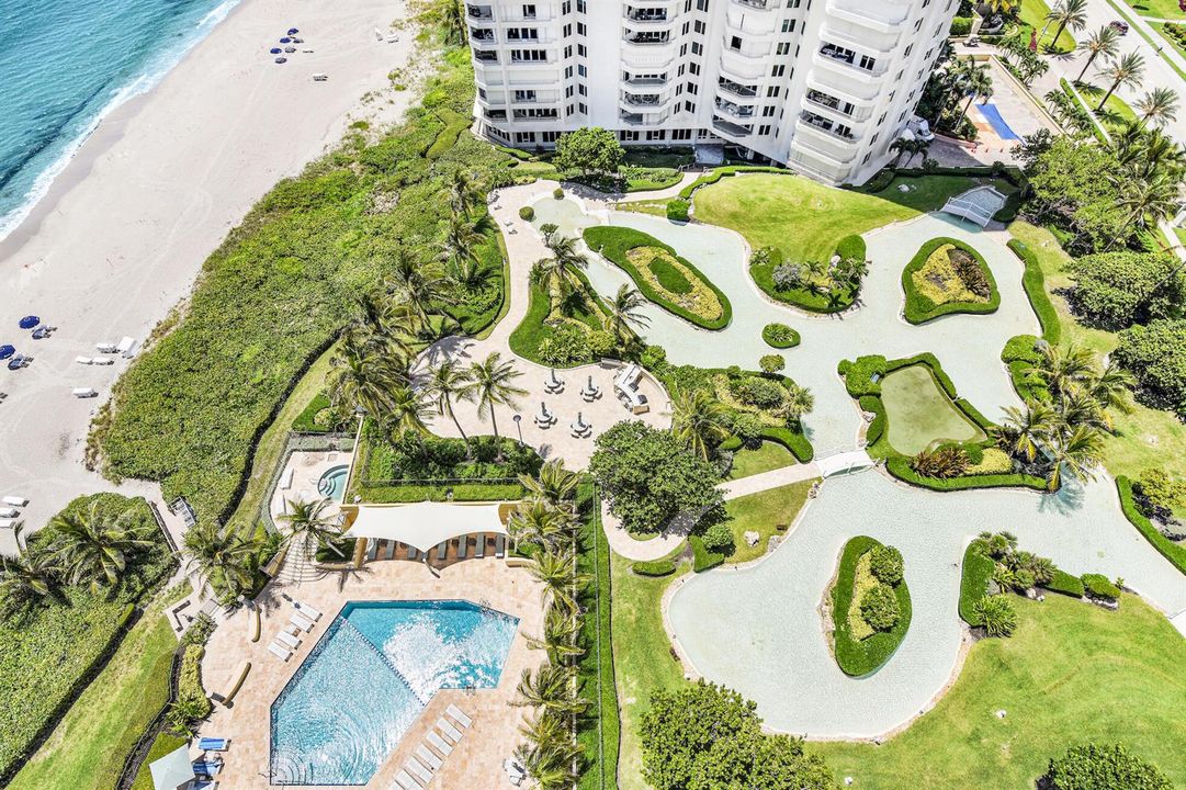 Swiming Pool and gardens view